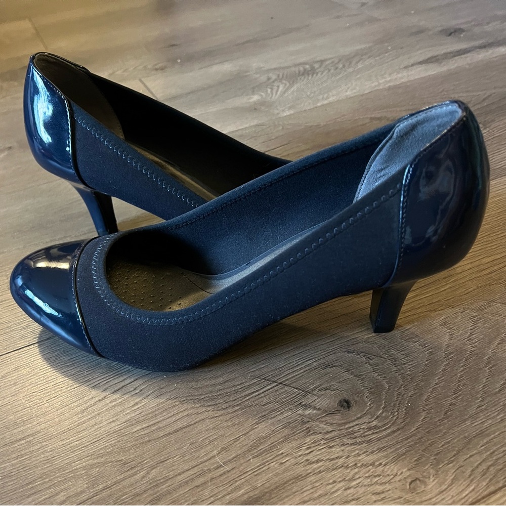 Adorable navy blue kitten heel pumps